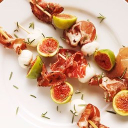Spiedini di prosciutto, salame e fichi